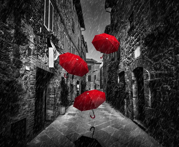 Красные зонты, летать с ветром — стоковое фото
