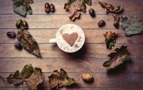 Чашка кофе и опавшие листья Лицензионные Стоковые Фото