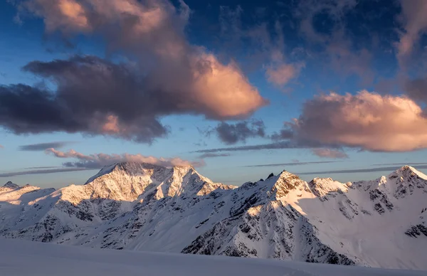 Зимние снежные горы на закате. Творческие тонизирующий эффект. Красивый зимний пейзаж в горах Кавказа — стоковое фото