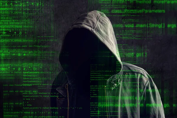 Безликий закрытый анонимный компьютерный хакер — стоковое фото
