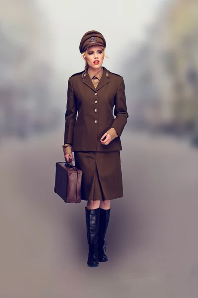 Изящная женщина в коричневой армейской форме Стоковое Изображение