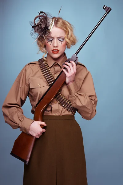 Портрет очарования женщины в армейской форме Лицензионные Стоковые Фото