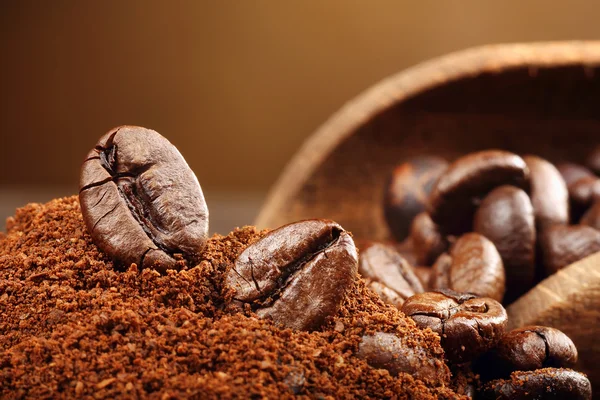 Макрос кофейных зерен на коричневом фоне — стоковое фото