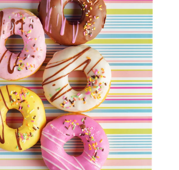 Красочные пончики на салфетку, полосатый — стоковое фото