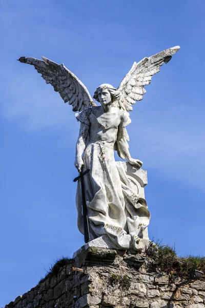 Скульптура ангела-хранителя с мечом в кладбище Комильяс — стоковое фото