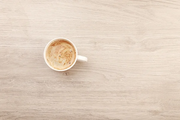 Чашка кофе на деревянном столе, вид сверху — стоковое фото