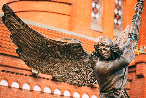 Статуя архангела michael с протянутыми крыльями прежде catho — стоковое фото