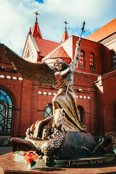 Статуя Архангела Michael с распростертыми крыльями, толкая s — стоковое фото