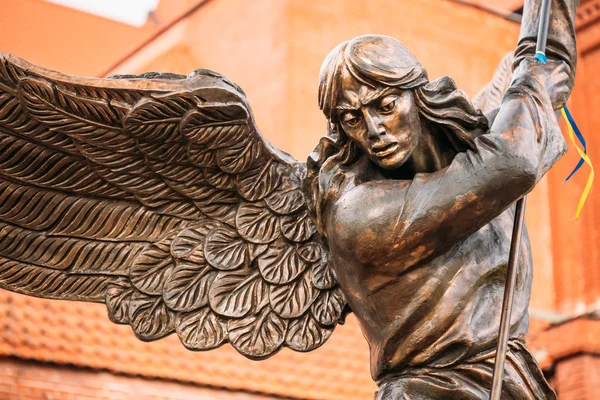 Статуя Архангела Michael с распростертыми крыльями перед красной C — стоковое фото