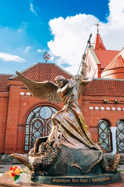 Статуя Архангела Michael с распростертыми крыльями, толкая s — стоковое фото