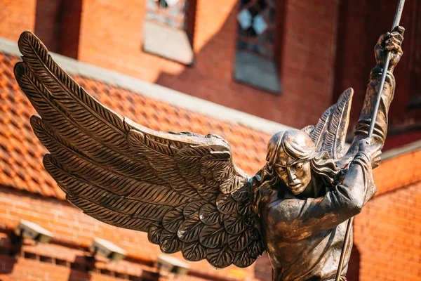 Статуя Архангела Michael возле Красный костёл Святого Simo — стоковое фото