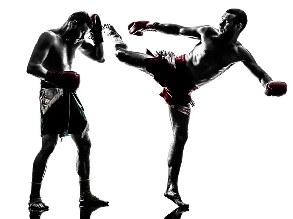 Двое мужчин, осуществляющих тайский бокс силуэт — стоковое фото