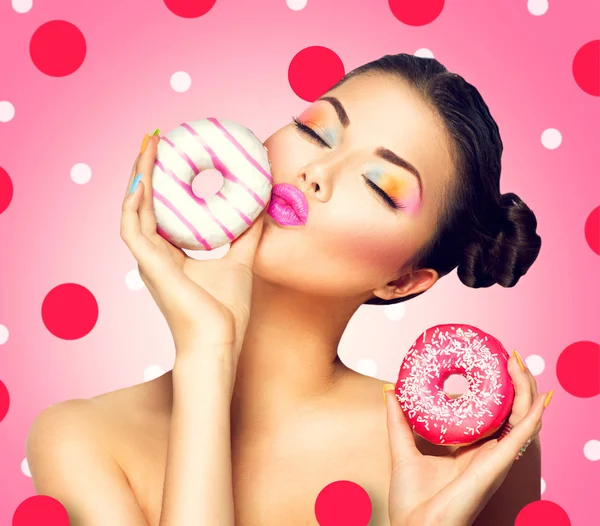 Женщина Холдинг красочные пончики — стоковое фото