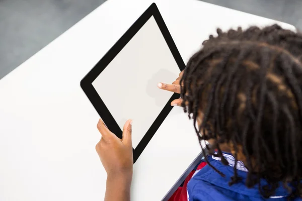 Мальчик с помощью планшета в классе — стоковое фото