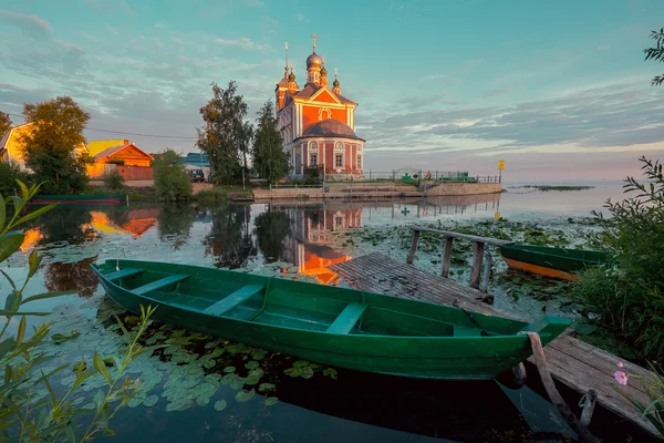 Деревянные лодки и церковь — стоковое фото