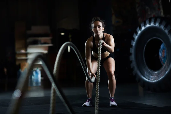 Практикующие упражнения женщина с веревками — стоковое фото