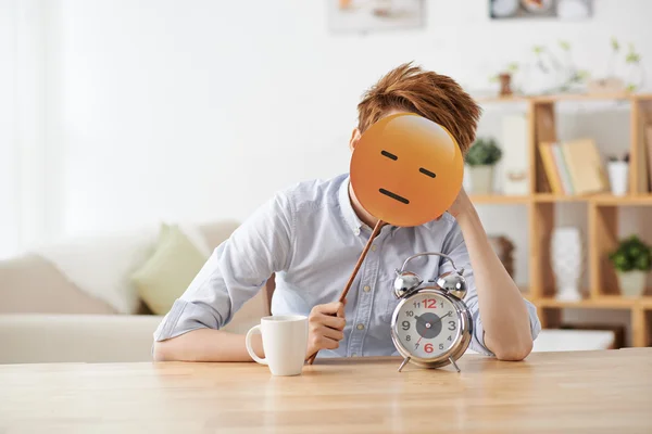 Человек, его лицо с emoji Стоковое Фото