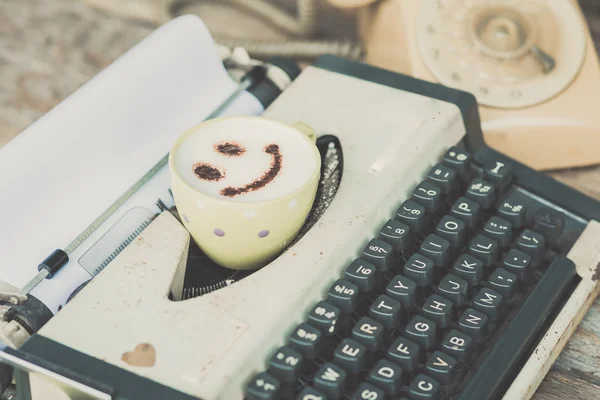 Пишущая машинка с кофе Кубок и ретро телефон, сепия тон Стоковая Картинка