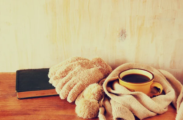 Чашка черного кофе с теплым шарфом на деревянных фоне. filreted изображения Стоковая Картинка