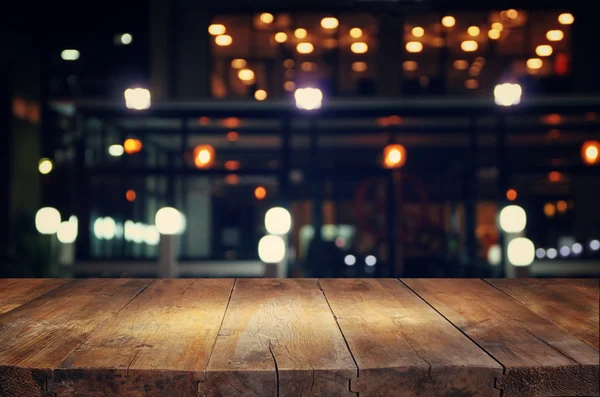 Изображение деревянный стол перед абстрактный размытым фон огни ресторана — стоковое фото