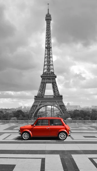Эйфелева башня с автомобилем. Фото черно-белые с красным элементом — стоковое фото