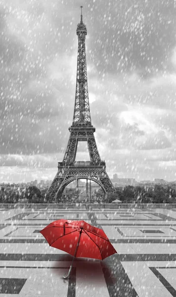 Эйфелева башня в дождь. Фото черно-белые с красным элементом — стоковое фото