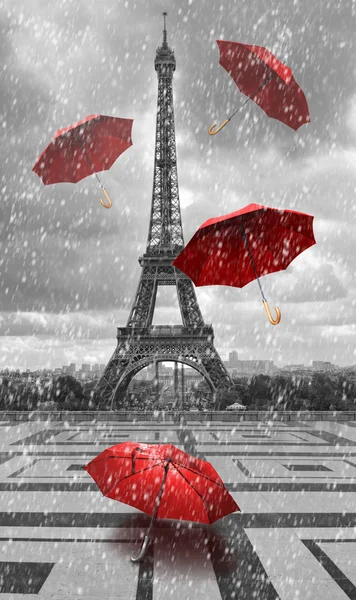 Эйфелева башня с летающими зонтиками — стоковое фото