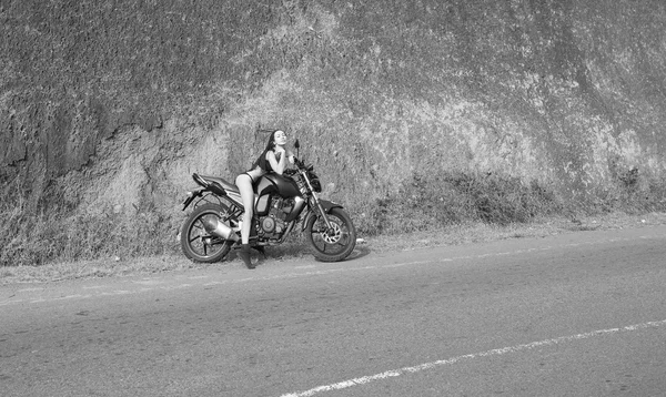 Тема мотоциклиста: красавица с сексуальным телом, позирующим с motorbik — стоковое фото