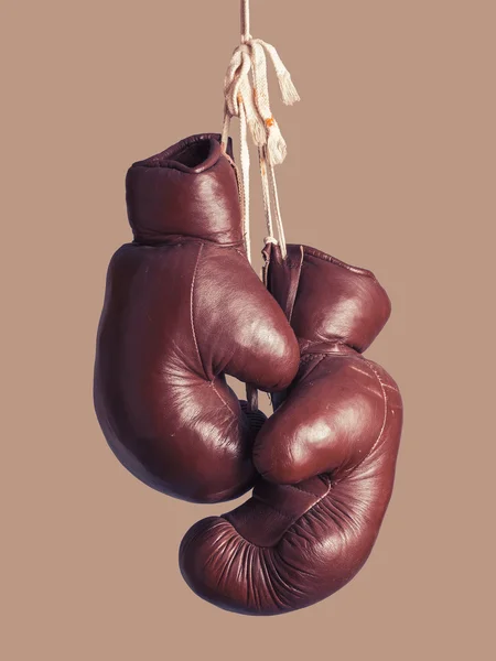 Винтажные боксерские перчатки, висит — стоковое фото