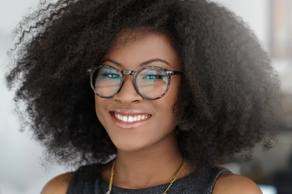 Портрет улыбается женщина бизнес с афро в офисе ярким стекла — стоковое фото
