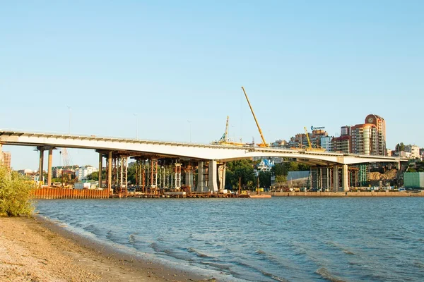 Строительство новых и ремонт старых моста — стоковое фото