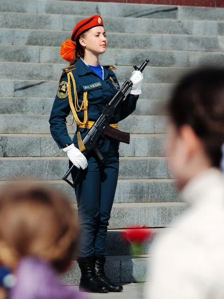 Молодая девушка студент МЧС России в гвардии Стоковое Фото