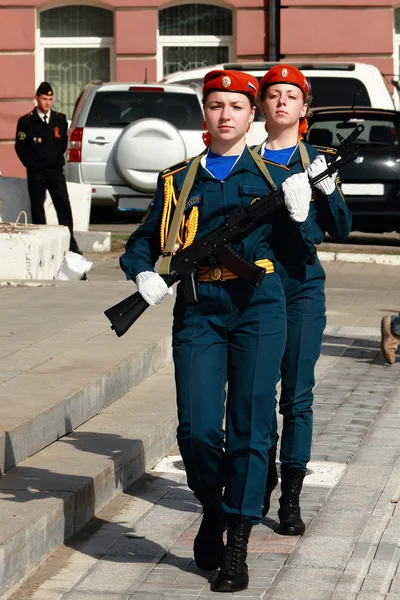 Торжественным маршем курсантов девушки в униформе с пушками Стоковое Фото