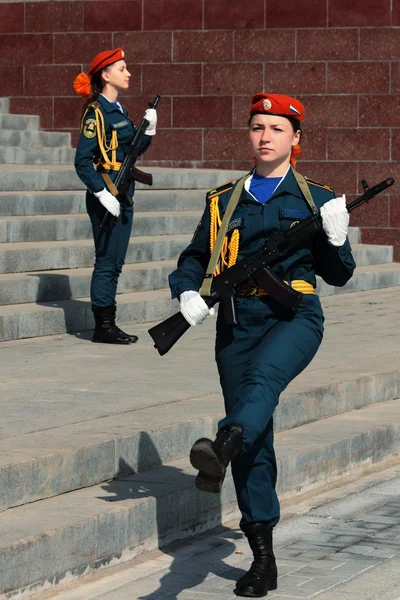 Торжественным маршем курсантов девушки в униформе с пушками Лицензионные Стоковые Изображения
