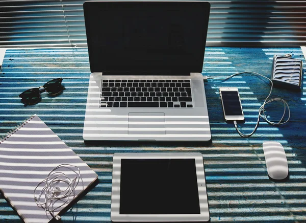 Современный стильный офис, на столе ноутбук, планшет и мобильный телефон — стоковое фото