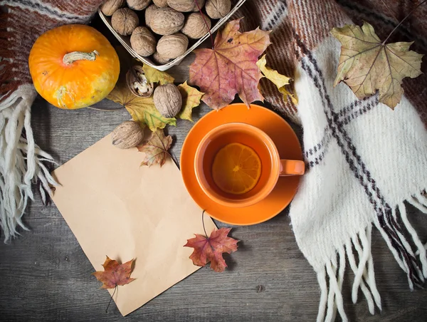 Осенний натюрморт с чашкой чая, пледом и листьями Лицензионные Стоковые Изображения