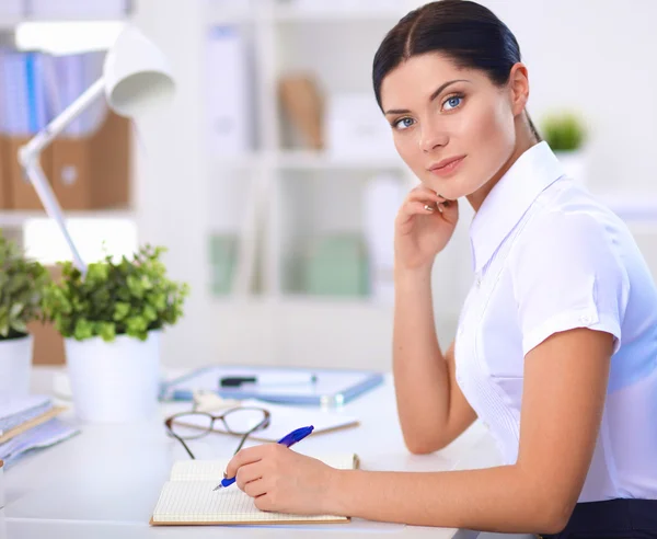 Привлекательный бизнес-леди сидит на столе в офисе — стоковое фото