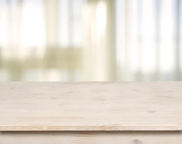 Деревянный стол на окне defocuced фоне занавеса — стоковое фото