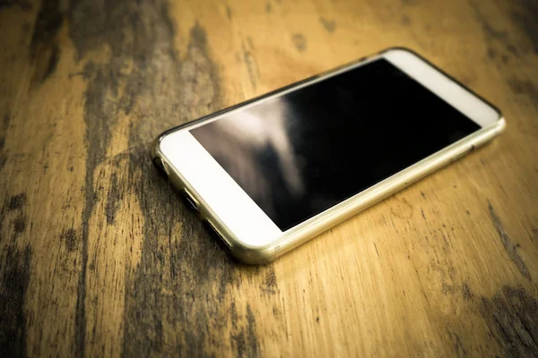 Смартфон с пустой экран, лежащих на столе — стоковое фото