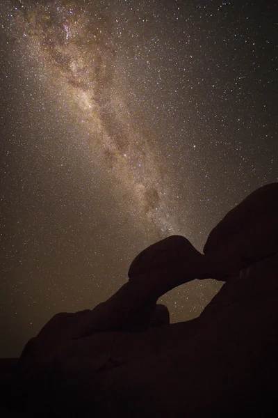 Млечный путь над аркой рок Spitzkoppe — стоковое фото