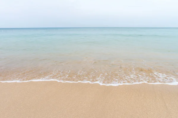 Океанские волны и пляж с мелким песком на острове Ко Ланта, Краби, Таиланд — стоковое фото
