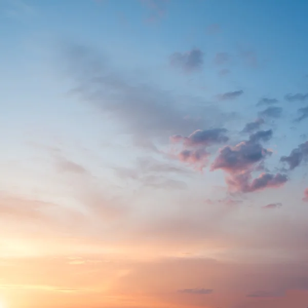 Оранжевое небо заката — стоковое фото
