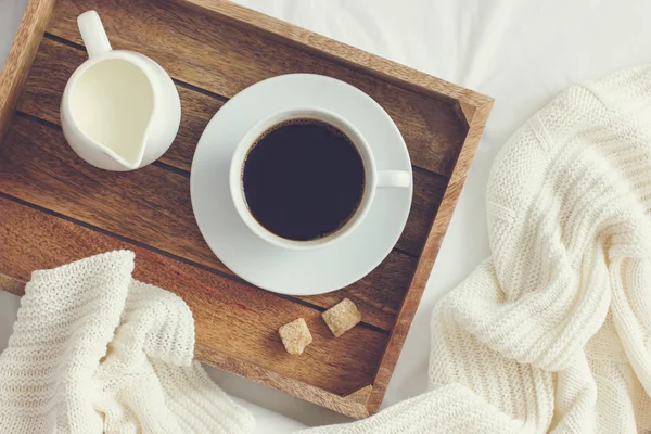 Чашка кофе, кремового и коричневого сахара на деревянный поддон Лицензионные Стоковые Изображения