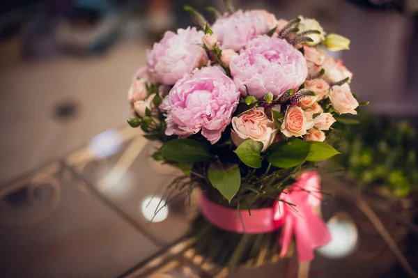 Букет розовых пионов на столе — стоковое фото