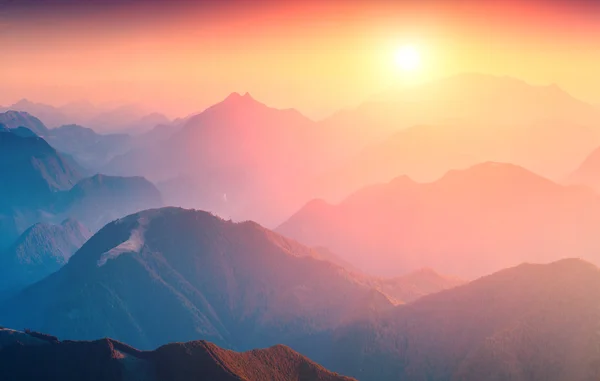 Большой восход солнца в горах — стоковое фото
