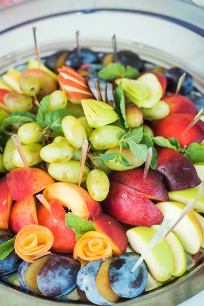 Красиво оформленный питание банкетный стол с различными фруктами — стоковое фото