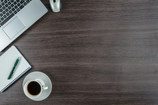 Ноутбук, ноутбук и кофе Кубок на Рабочий стол — стоковое фото