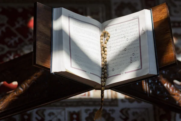 Священная книга Коран — стоковое фото