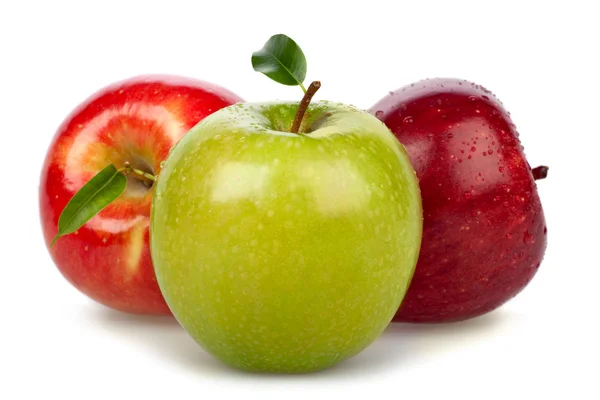 Группа красные зеленые яблоки, изолированные на белом фоне — стоковое фото