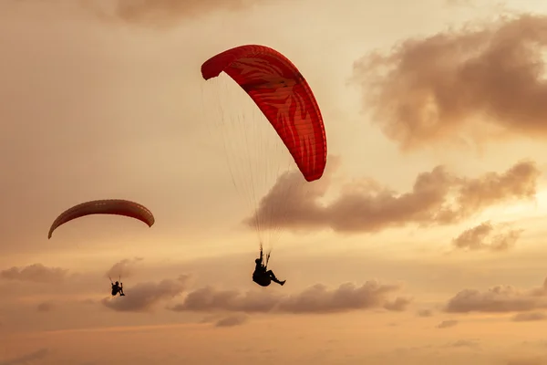 Группа парашютистов на небо — стоковое фото
